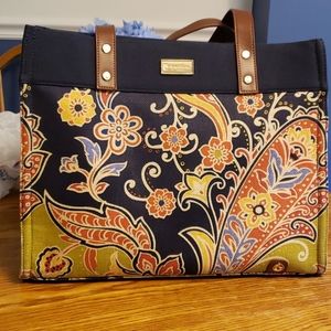 Fashionable tote bags. Different colors.